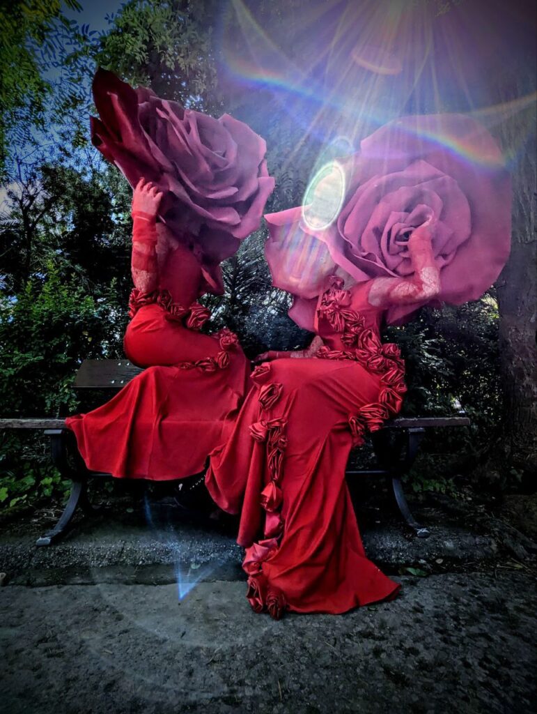 Rose rosse giganti per tableau vivant — Costumi, creazione artigianale Bei Mostri